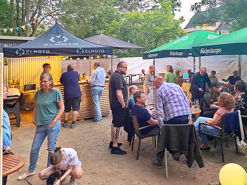Menschen im Kirchgarten der Brüdergemeine Neuwied beim Kirchenkaffee.