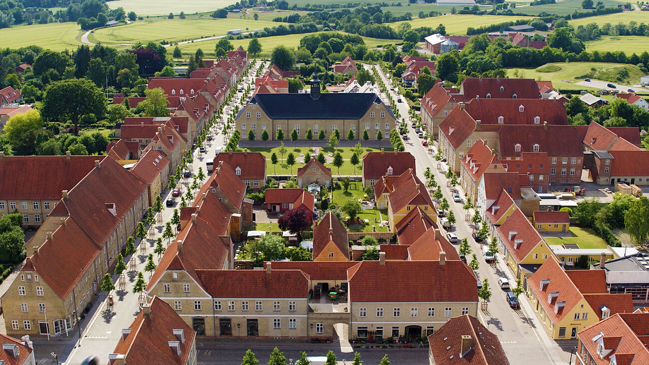 Luftaufnahme von Christiansfeld mit dem Kirchensaal in dern Mitte