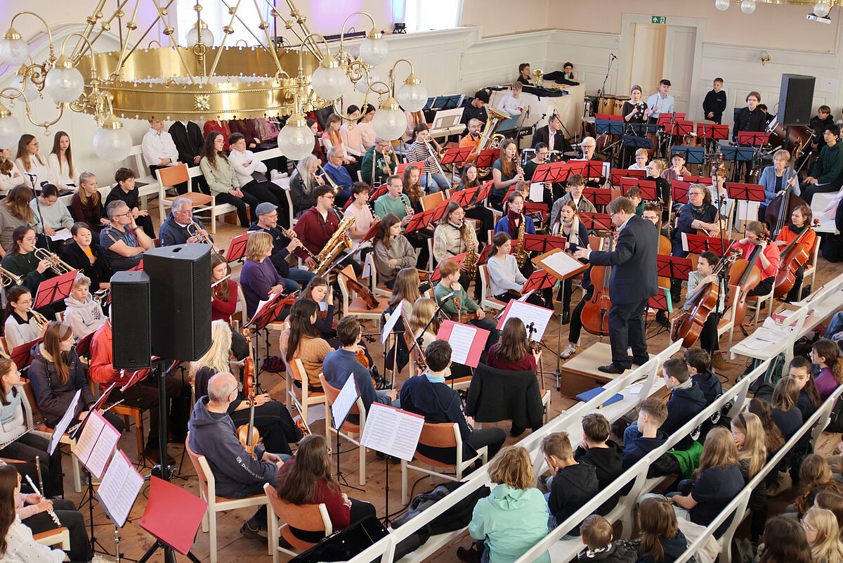 Blick in den mit Musikern/Musikerinnen und Gästen voll besetzten Saal in Königsfeld
