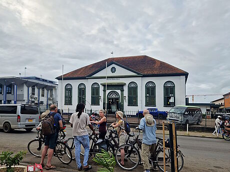 Evangelisch-Lutherischen Kirche in Paramaribo mit einer Gruppe von Radfahrern im Vordergrund