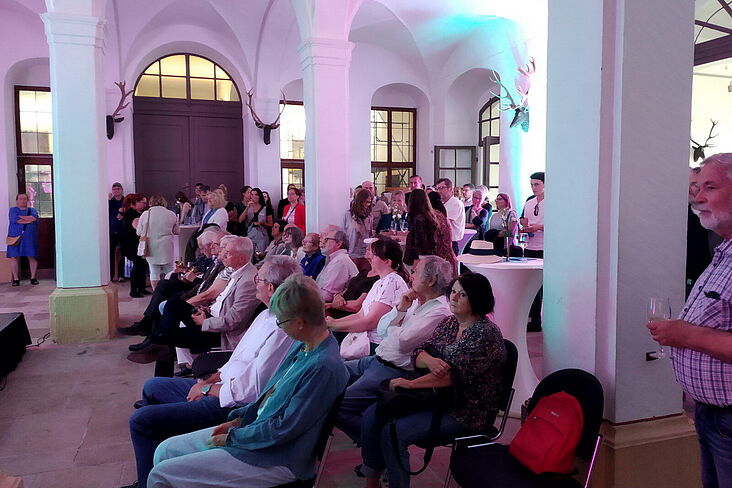 Besucher bei der Ausstellungseröffnung