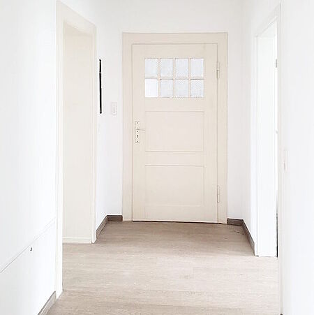 Blick in den Flur mit den Türen zu den angrenzenden Räumen