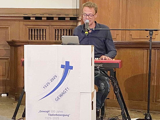 Jan Primke am E-Piano bei der musikalischen Begleitung des Gottesdienstes.