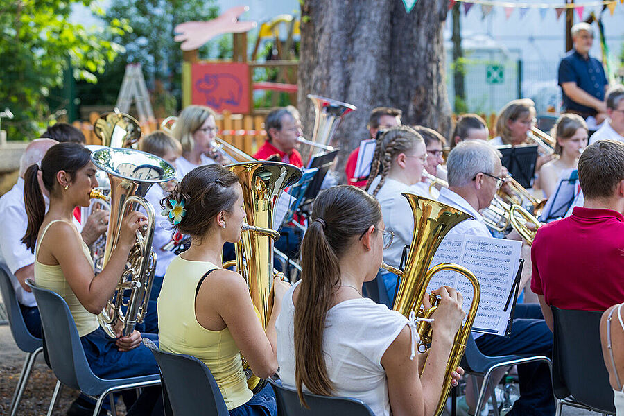 Bläserchor spielt bei der skandinavischen Nacht