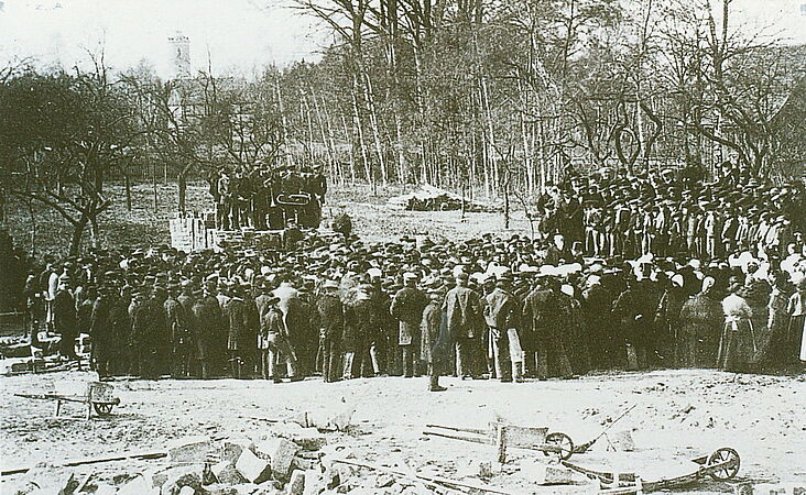 große Menschenmenge bei der Grundsteinlegung 1874