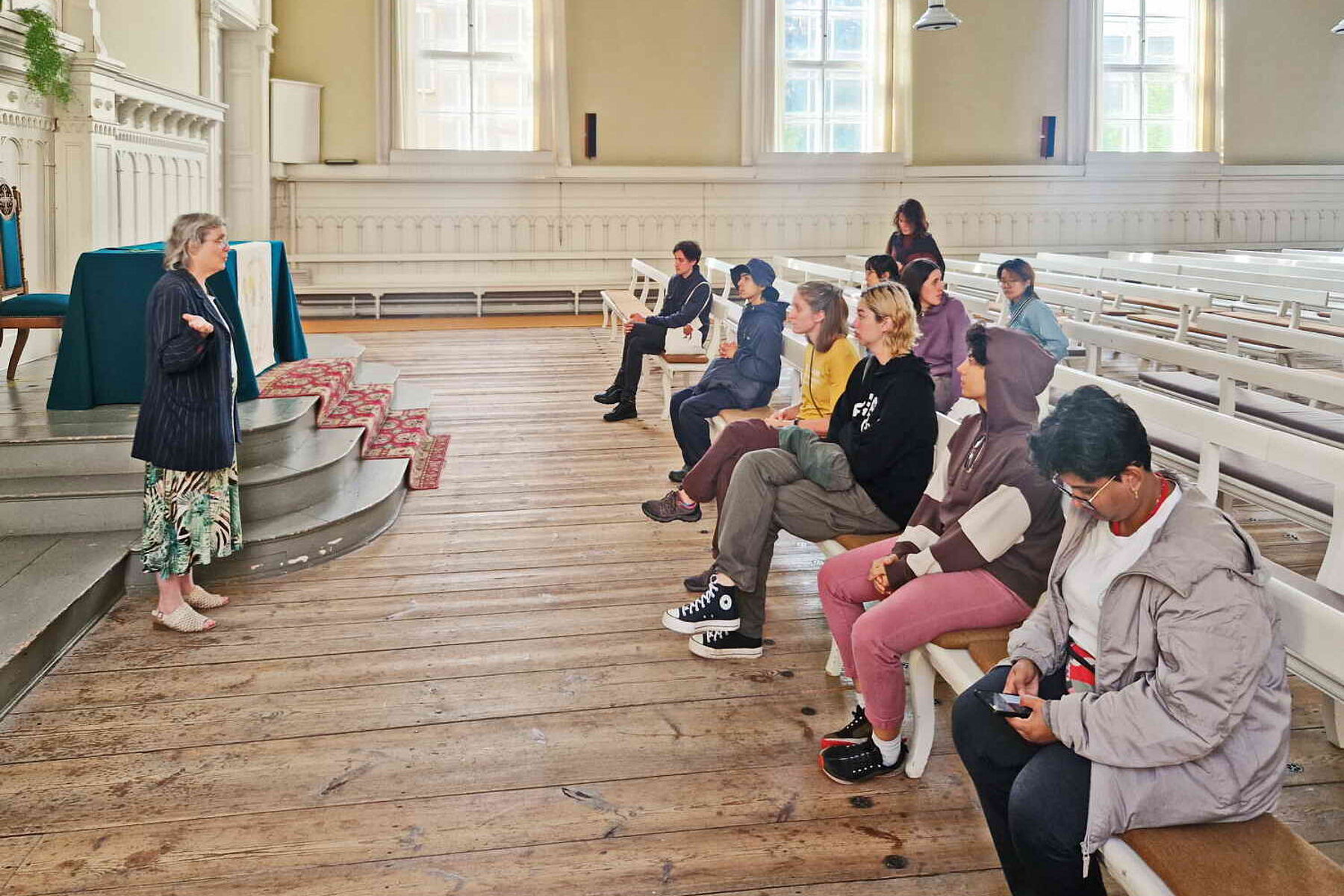 Gruppe im Gespräch mit Schwester Pietsch in der Nieskyer Kirche