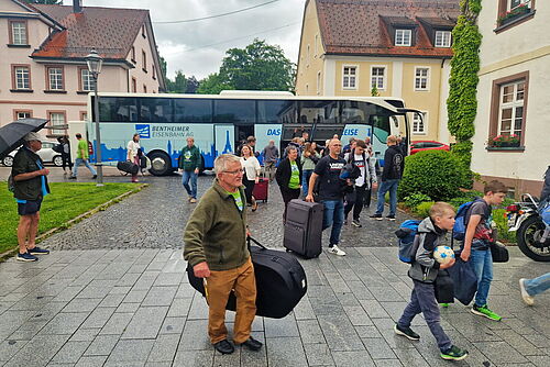 Ankunft der Neugnadenfelder, im Hintergrund ist der Reisebus zu sehen, Wetter ist regnerisch
