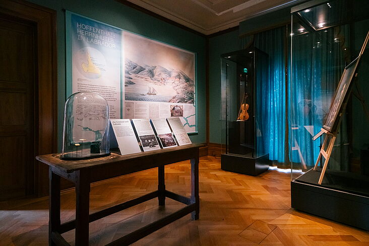 Ausstellungsraum mit Blick auf eine Info-Tafel über die Herrnhuter Siedlung "Hoffenthal" bei den Inuit
