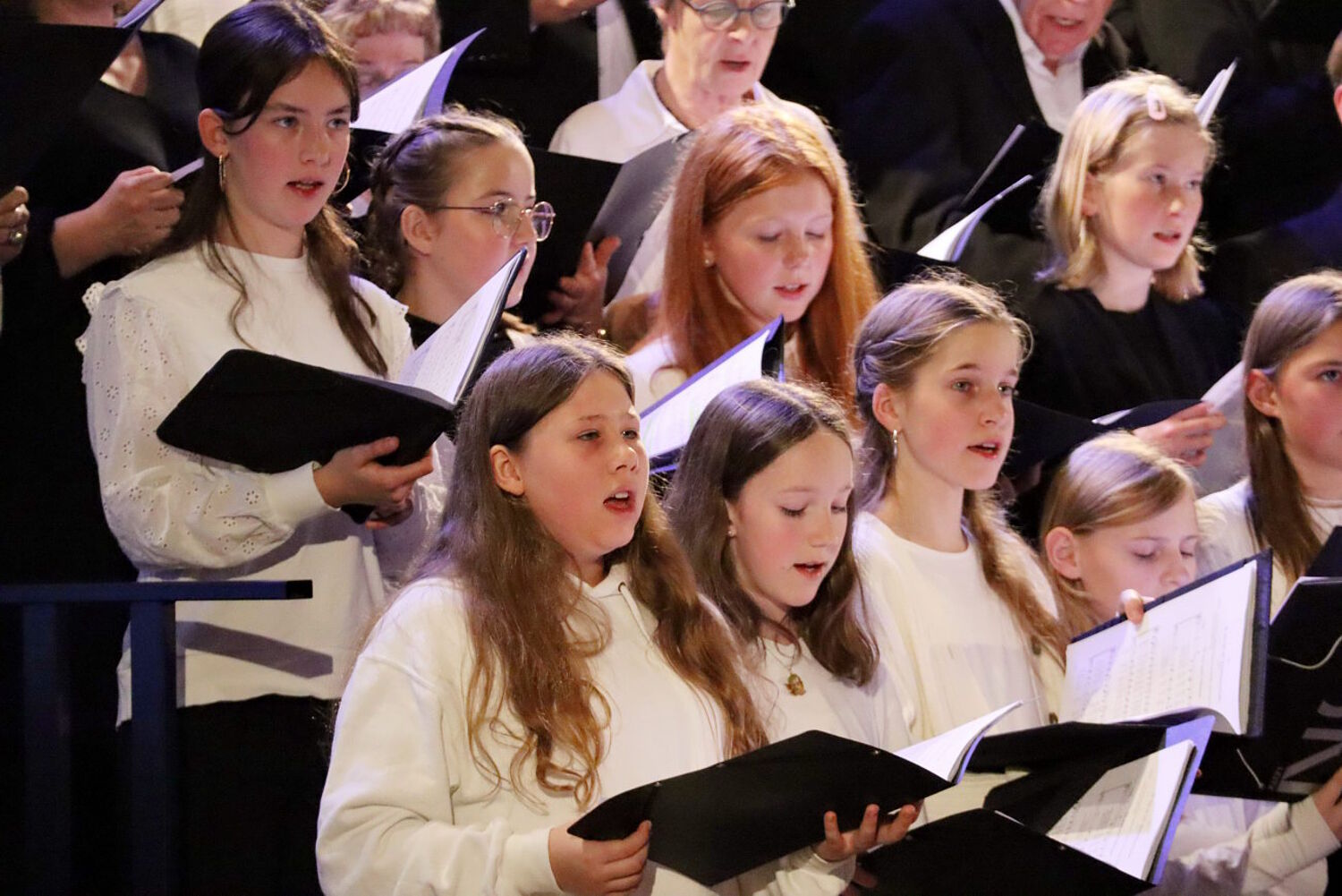 Junge Sängerinnen aus den Zinzendorfschulen Herrnhut beim Singen