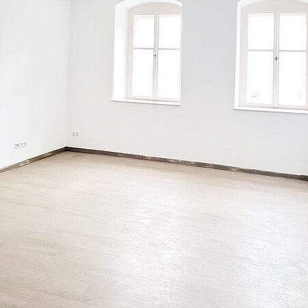 Blick in das Wohnzimmer Richtung Platz