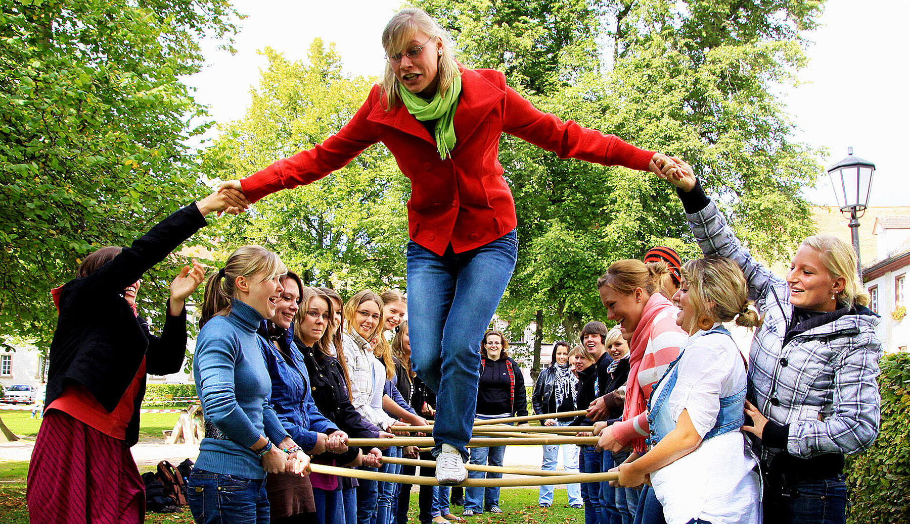 Hängebrücke aus Besenstielen: Beim Begrüßungsfest der Beruflichen Zinzendorfschulen in Königsfeld