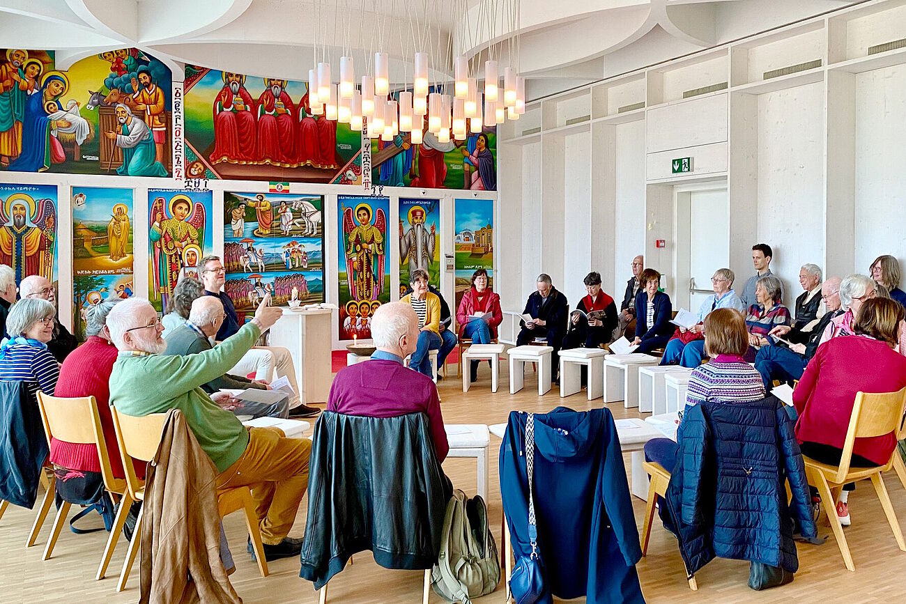 Gruppe der Teilnehmenden im Haus der Religionen in Bern im Kreis auf Stühlen sitzend