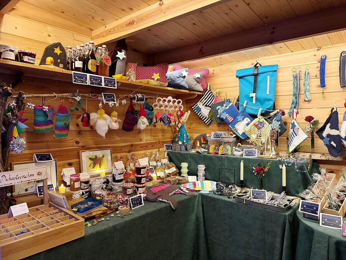 Basartisch in einer der Hütten mit verschiedensten Produkten.