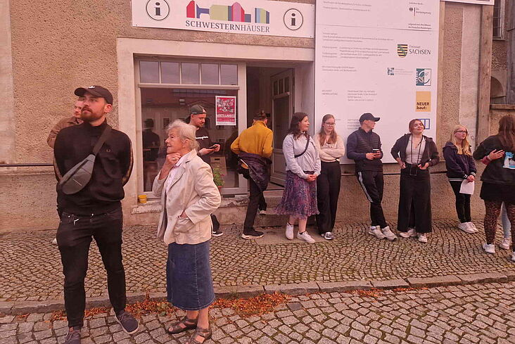 Begegnungen vor den Schwesternhäusern in Kleinwelka im Rahmen des Poetry Slams "Spoken Word meets Lausitz"