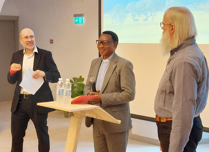 Edouard Nsengiyumva (Mitte) zusammen mit Arngeir Langås (links), Generalsekretär der BDM, und Knud Elmo Knudsen, ehemaliger Missionar in Kipili, Tansania