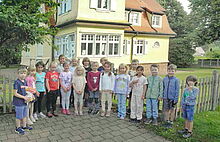 Kindergruppe vor Albert-Schweitzer-Haus in Königsfeld.