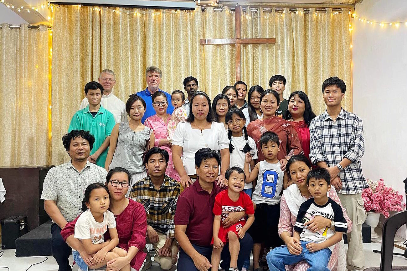 Gruppenbild der Teilnehmerinnen und Teilnehmer des Gottesdienstes in Delhi