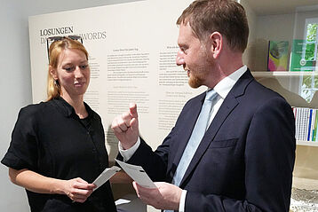 Tina Zürner und Michael Kretschmer mit einer ausgedruckten Tageslosung