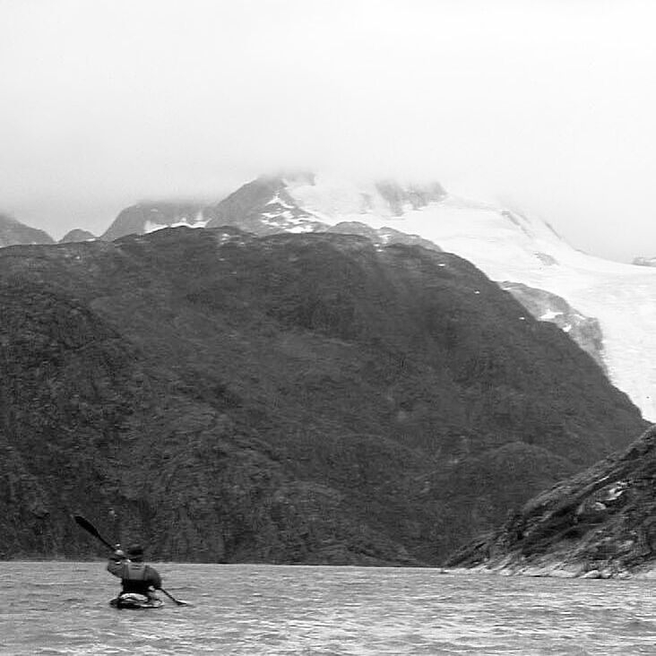 Kajakfahrer paddelt im Alángordlia-Fjord dem Inlandeis entgegen.