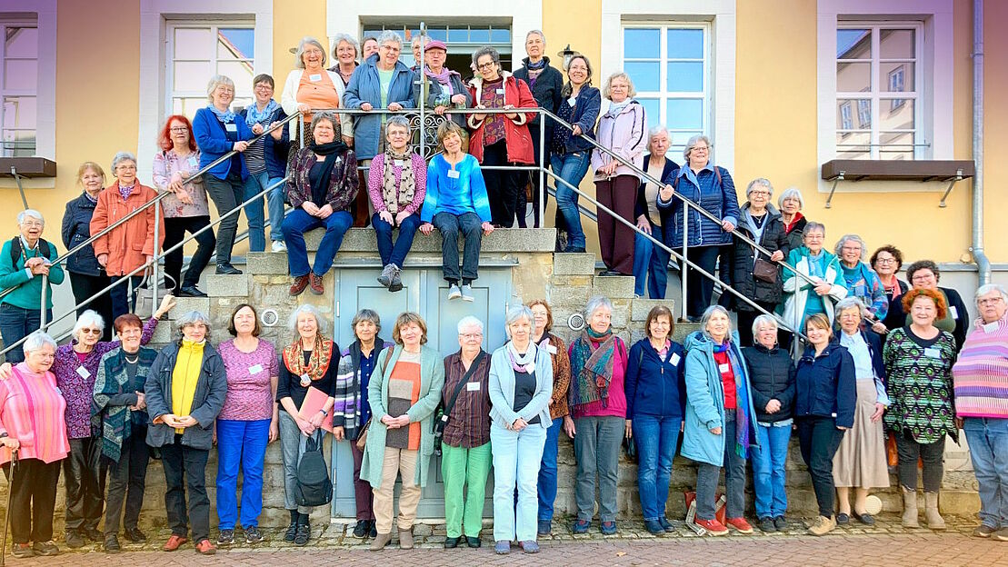 Gruppenbild: Teilnehmerinnen der Schwesternwerkstatt auf der Treppe des Zinzendorfhauses in Neudietendorf stehend.