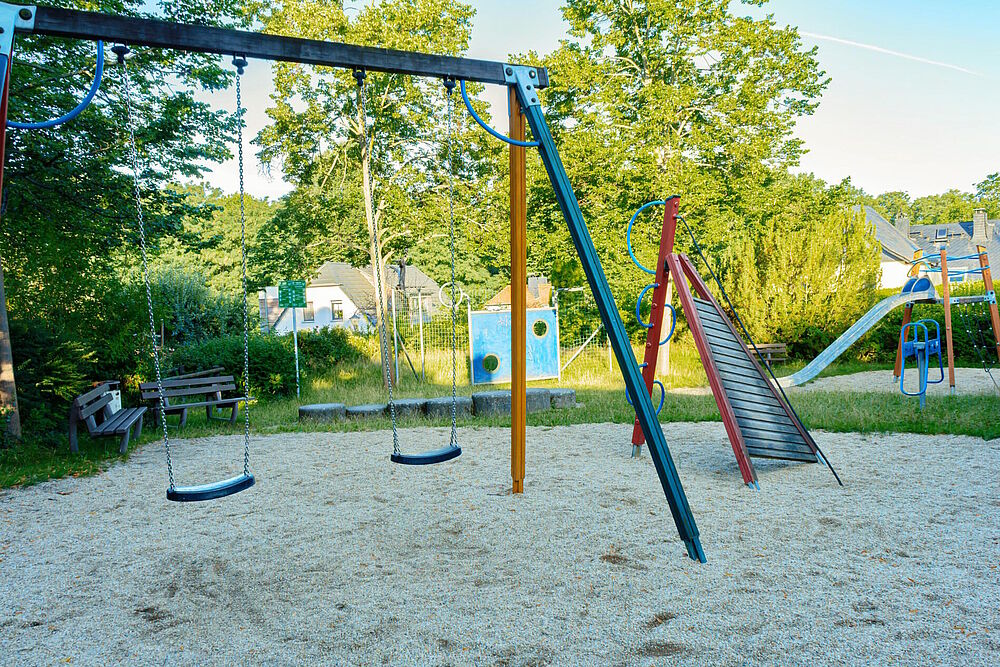 Spielplatz in Kleinwelka mit Schaukeln im Vordergrund; im Hintergrund eine Rutsche (Foto von Sophia Korzen)