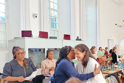 Glückwunsch zum Geburtstag: eine Surinamerin umarmt Kerstin Gutsche