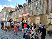 Besuchergruppe vor Schwesternhaus in Kleinwelka