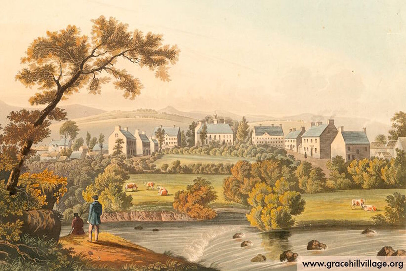 Ein Gemälde, welches Gracehill im Jahr 1829 zeigt: im Vordergrund zwei Menschen unter einem Baum, im Mittelgrun der Fluße Maine, im Hintergrund die Häuser von Gracehill