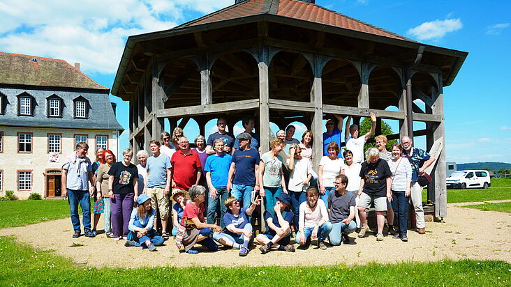 Gruppenbild vor dem Herrnhager Brunnenhaus von den Teilnehmer*innen beim Oldiefestival 2024