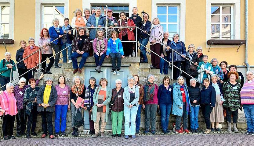 Gruppenbild: Teilnehmerinnen der Schwesternwerkstatt auf der Treppe des Zinzendorfhauses in Neudietendorf stehend.