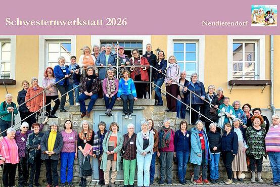 Gruppenbild: Teilnehmerinnen der Schwesternwerkstatt auf der Treppe des Zinzendorfhauses in Neudietendorf stehend.
