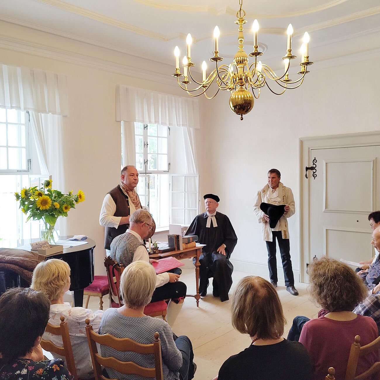 Laienschauspieler bei der Aufführung eines Theaterstückes.