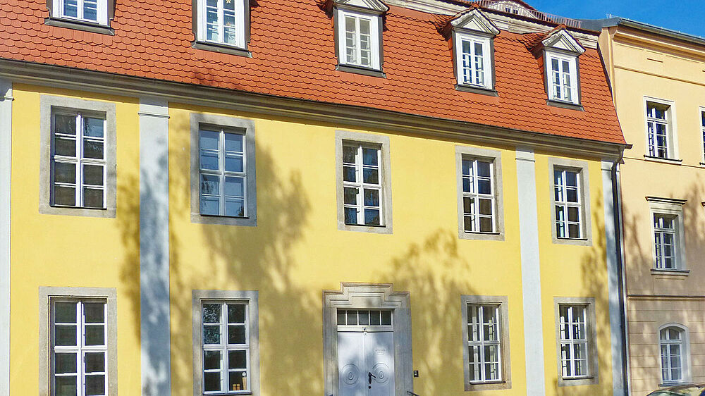 Fassade des Vorsteherhauses am Herrnhuter Zinzendorfplatz