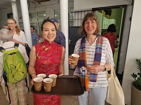 Zwei Frauen mit Teebechern.