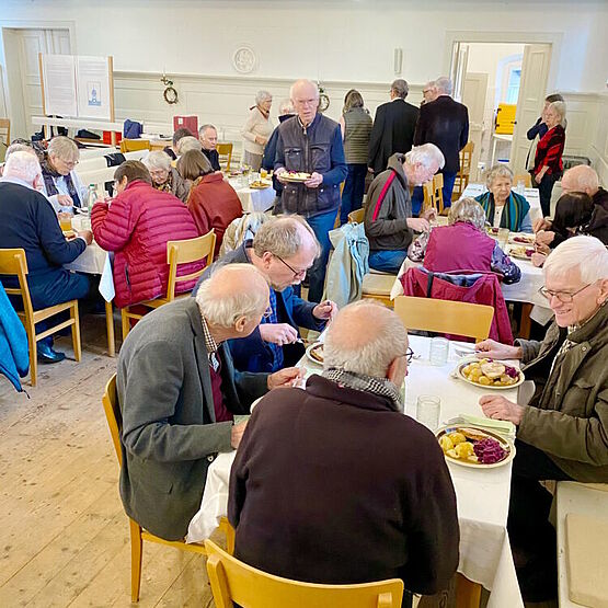 Die Tagungsteilnehmer bei der Mahlzeit im Kirchensaal.