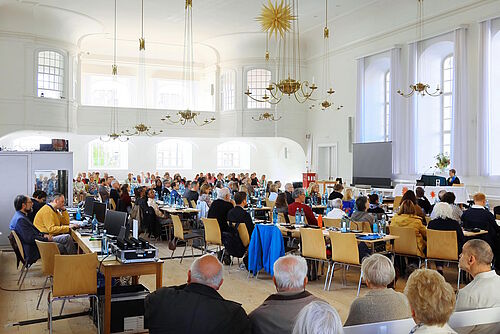 Blick von der Brüderseite in den voll besetzten Kirchensaal