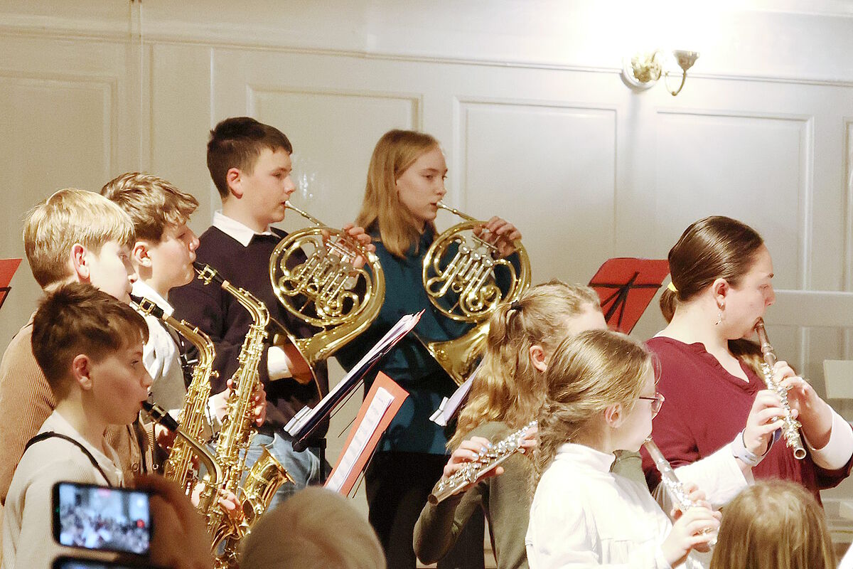 Flöten- und Hornspieler*innen im Kirchensaal Königsfeld