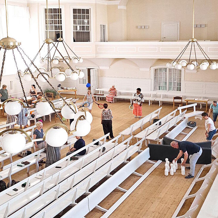 Blick in den Kirchenssal Neuwied mit Kegelbahn, im Hintergrund ist Platz Tennis