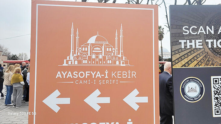 Wegweiser zur Hagia Sophia in Istanbul