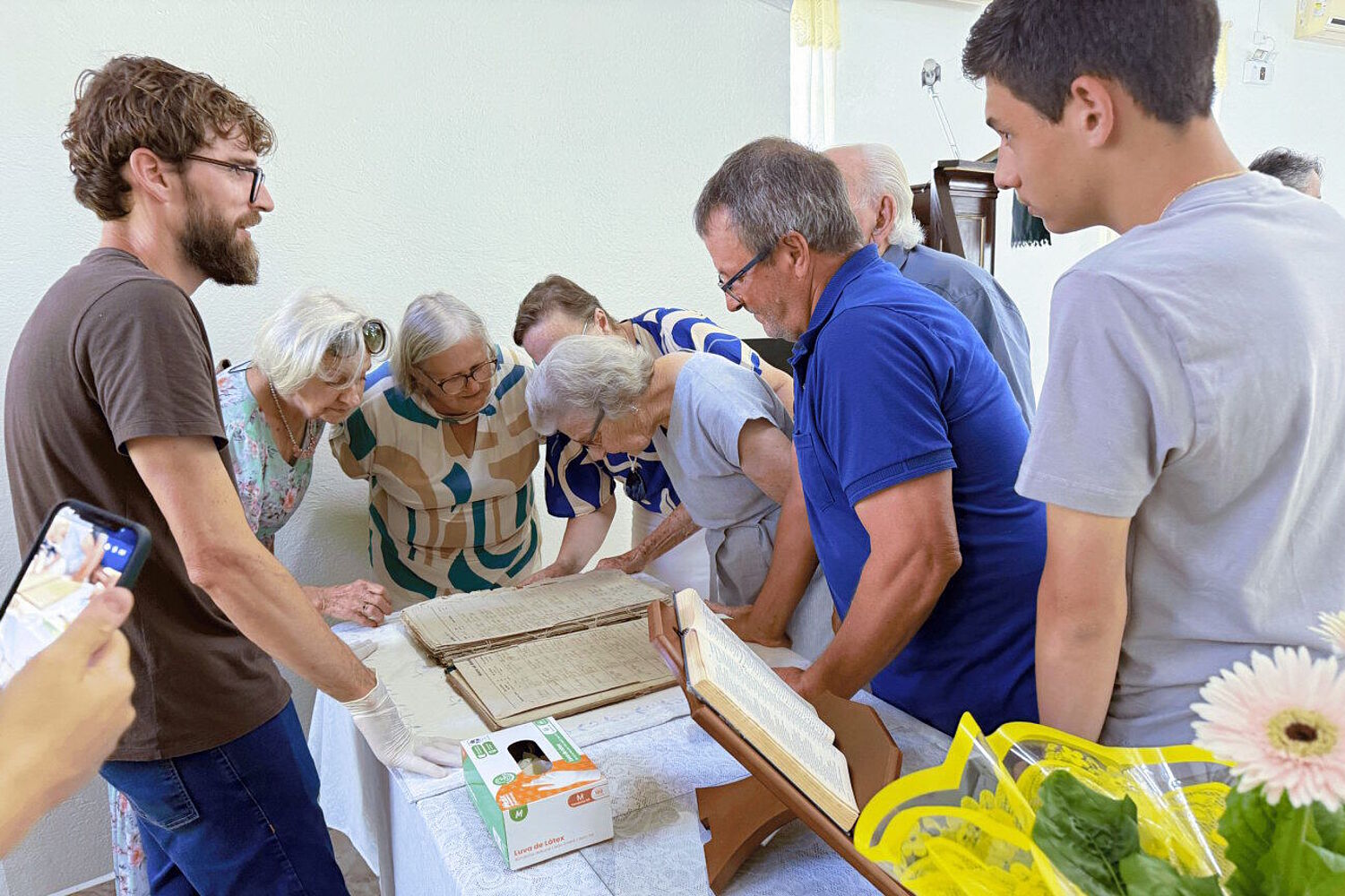Mitglieder der Lutherischen Kirche, die sich das ursprüngliche Mitgliedsregister von 1886 ansehen.