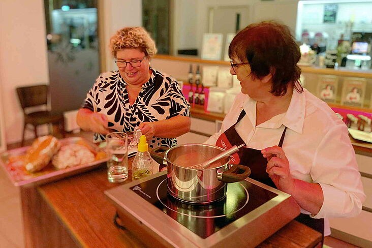 Jill Vogt und Carola Arnold beim Zubereiten der Speisen