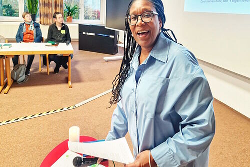 Jacqueline Helstone aus Amsterdam bei den Vorbereitungen ihres Vortrages.