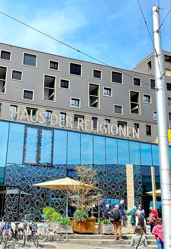 Fassade des Hauses der Religionen in Bern