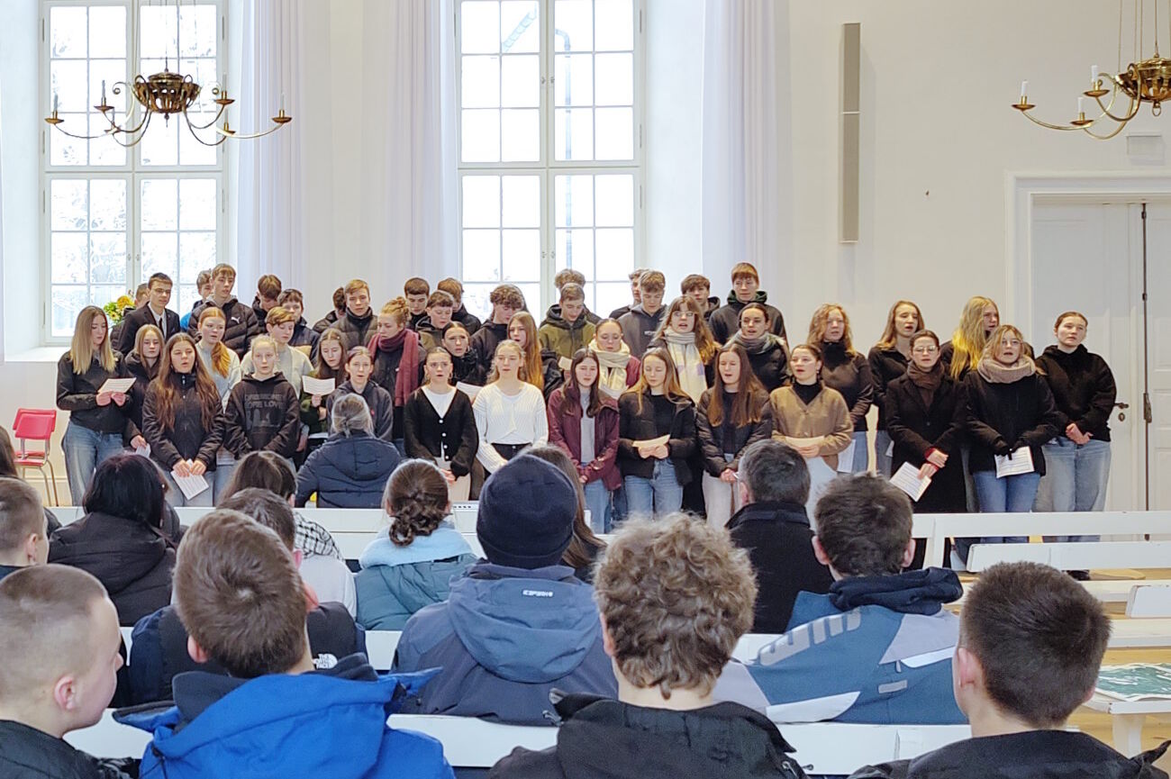 Der Chor der Zinzenforfschulen singt im Kirchensaal.