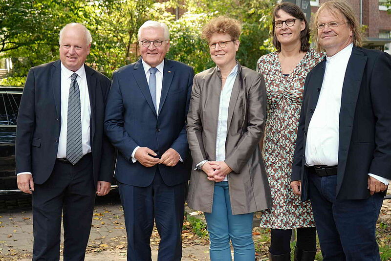 Gruppenbild mit Staatsrat Jan Pörksen, Bundespräsident Frank-Walter Steinmeier, Privatdozentin Astrid von Schlachta, Maren Schamp-Wiebe, Pastor Carsten Hokema (Foto: ha/BEFG)