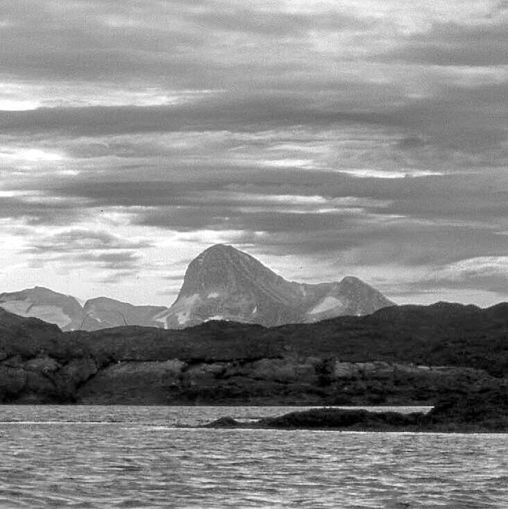 Der Berg Hjortetakken (Hirschzacken) vom Meer aus gesehen