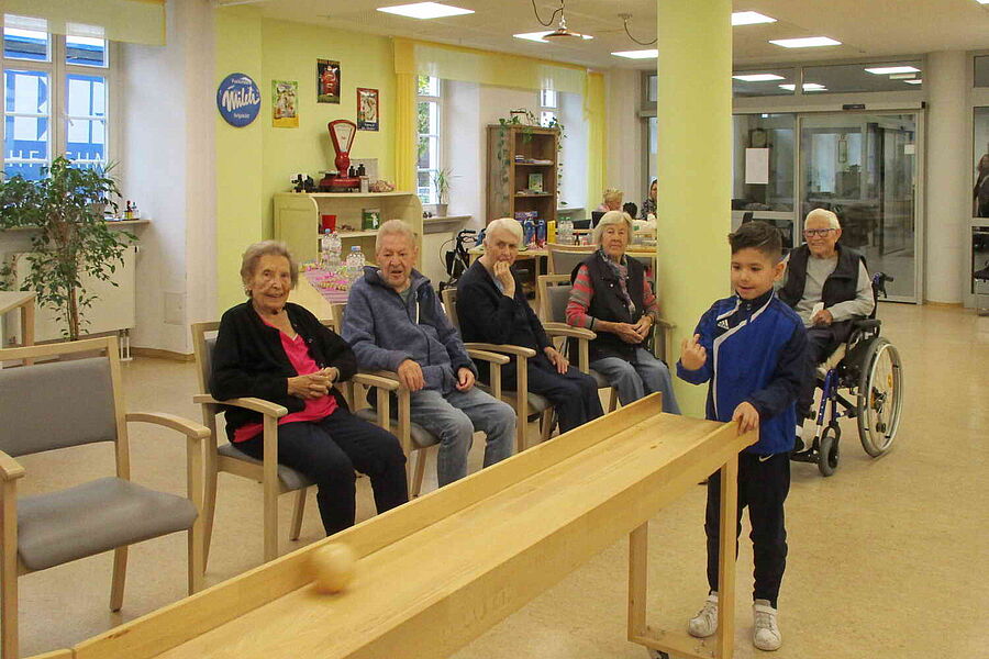 Begegnung mit Kindern im Altenheim