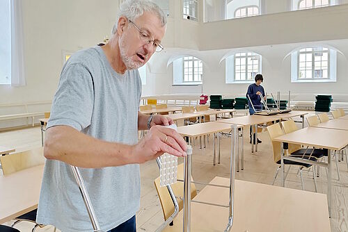 Filzgleiter werden an den Stuhlbeinen befestigt.