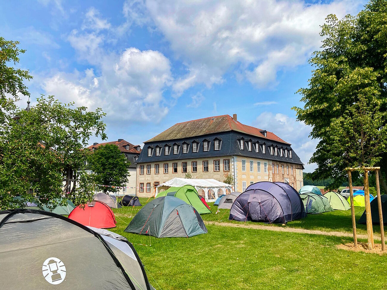 Blick über das Zeltlager vor der Wiese der Lichtenburg