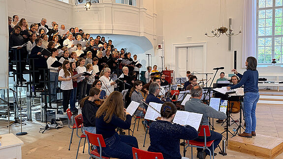 großer Chor und Instrumentalgruppe im Herrnhuter Kirchensaal